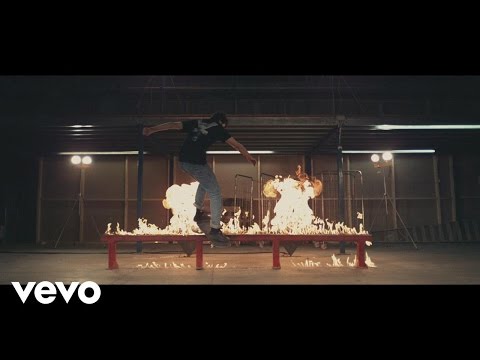 The Chainsmokers ft. XYLØ - Setting Fires