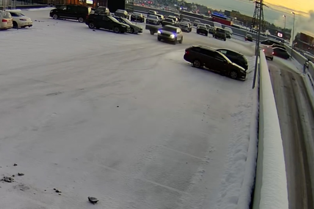 VIDEO! Vaata kuidas juht oma järelkäruga kaks autot ära rihib