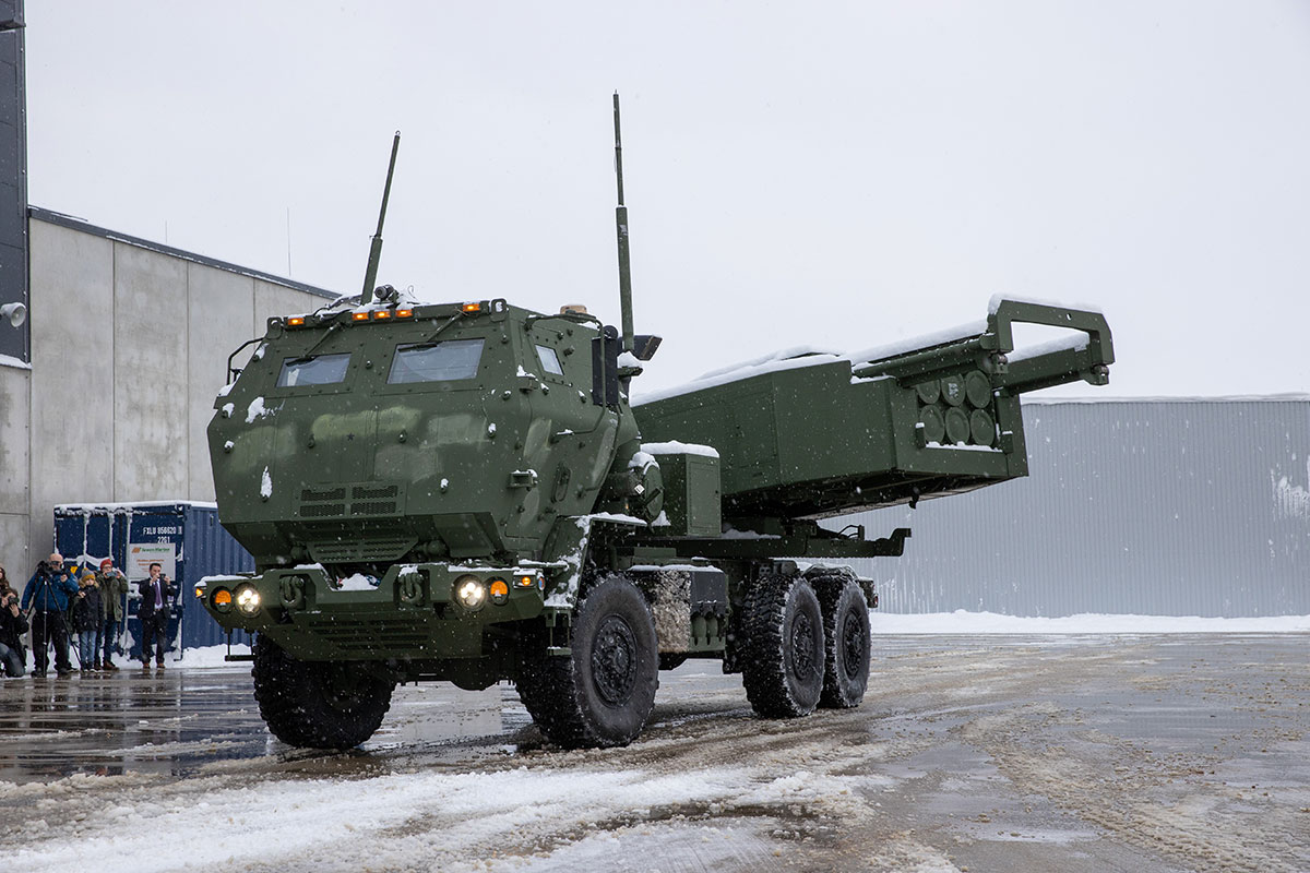 Avalikusele näidati Eestisse jõudnud USA HIMARS mitmikraketiheitjat