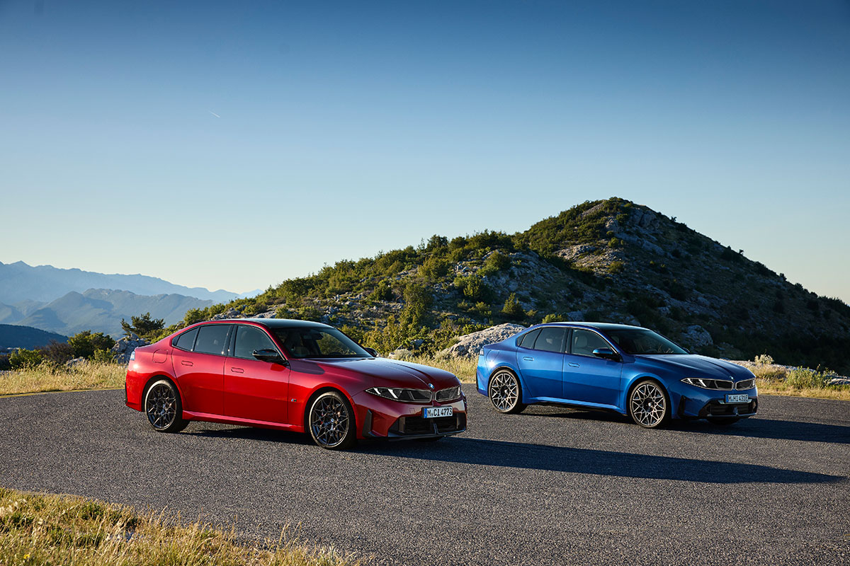 Bensiinimootoriga BMW M350 xDrive (punane) ja elektriline BMW i3 50 xDrive (sinine)