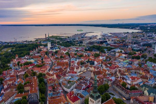 Eesti Pank prognoosib 2,5% majanduskasvu, kuid hoiatab riigivõla eest Eesti Pank prognoosib 2,5% majanduskasvu, kuid hoiatab riigivõla eest