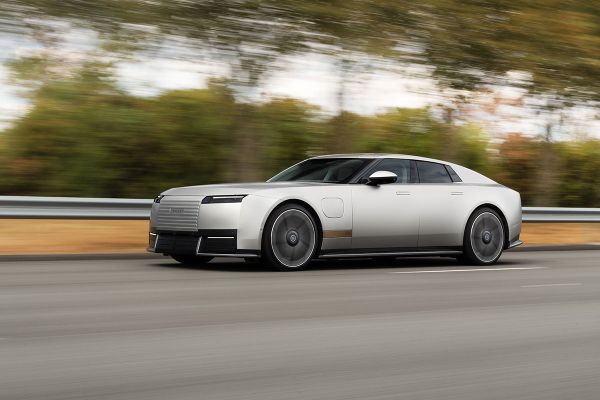 Jaguar esitles uut Type 01 elektrilist luksus grand tourer'it, võimsust üle 1000 hj