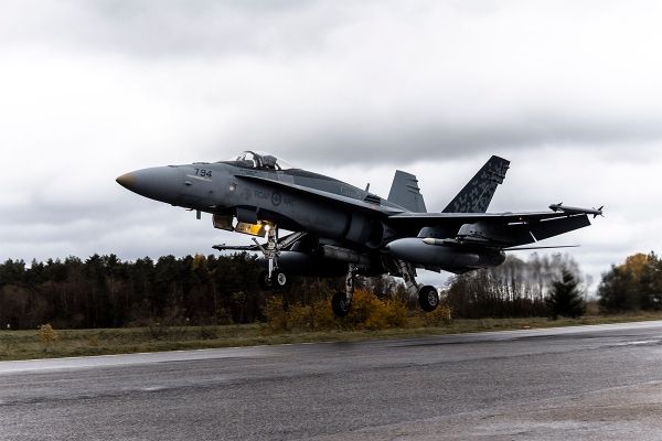 Kanada F-18 hävitajad harjutasid Eestis maanteel maandumist Kanada F-18 hävitajad harjutasid Eestis maanteel maandumist
