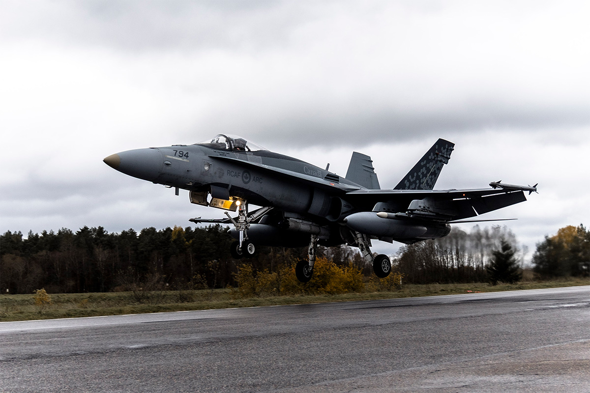 Kanada F-18 hävitajad harjutasid Eestis maanteel maandumist Kanada F-18 hävitajad harjutasid Eestis maanteel maandumist