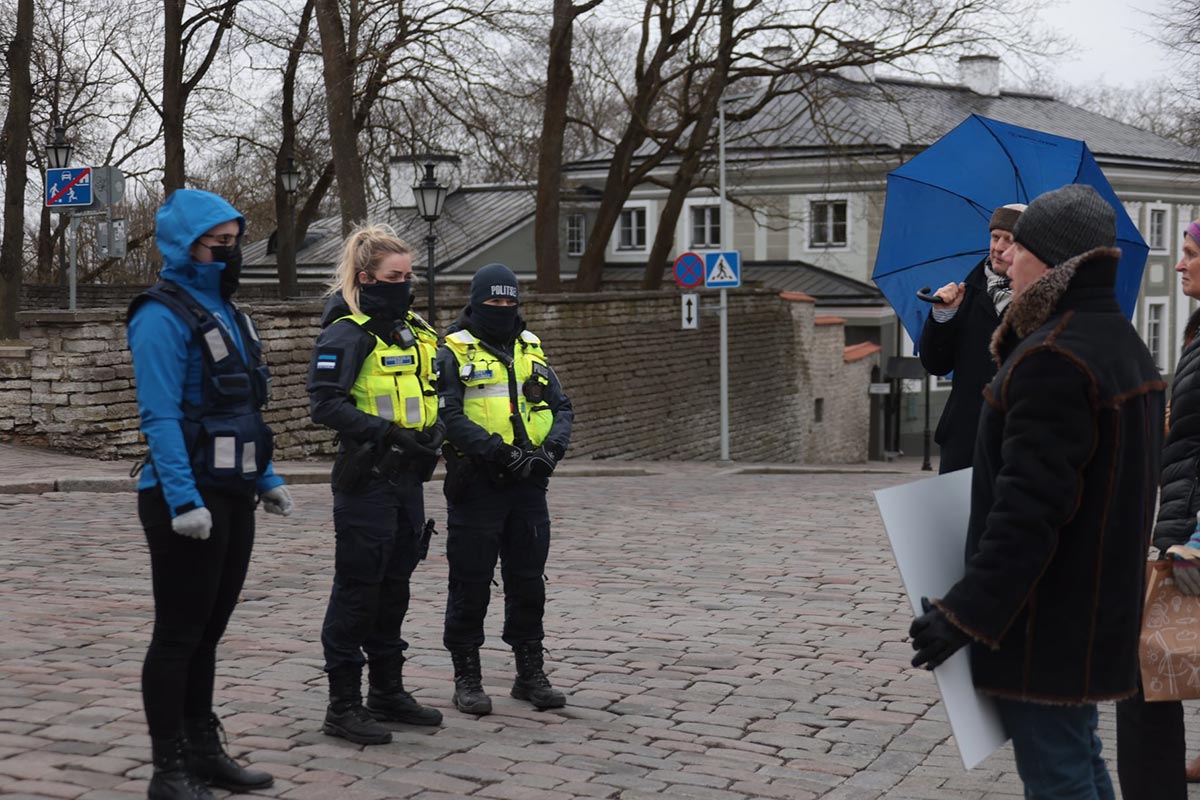 Politsei piirab nakkusohu tõttu Toompea lossi platsil avalikul koosolekul osalejate hulka