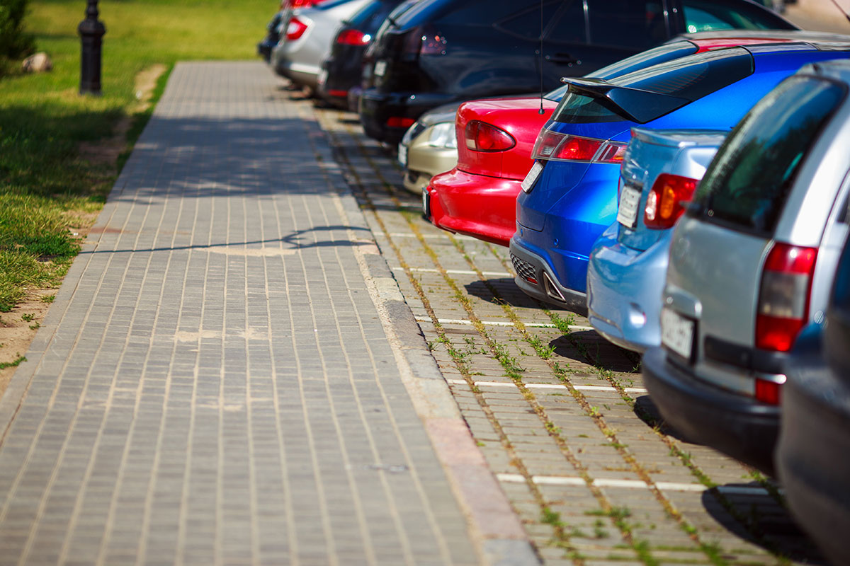 Tallinn hakkab aktiivsemalt tegelema kõnniteedel parkijatega