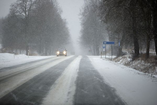 Teeolud muutuvad täna öösel algava lumesajuga kiiresti väga keeruliseks