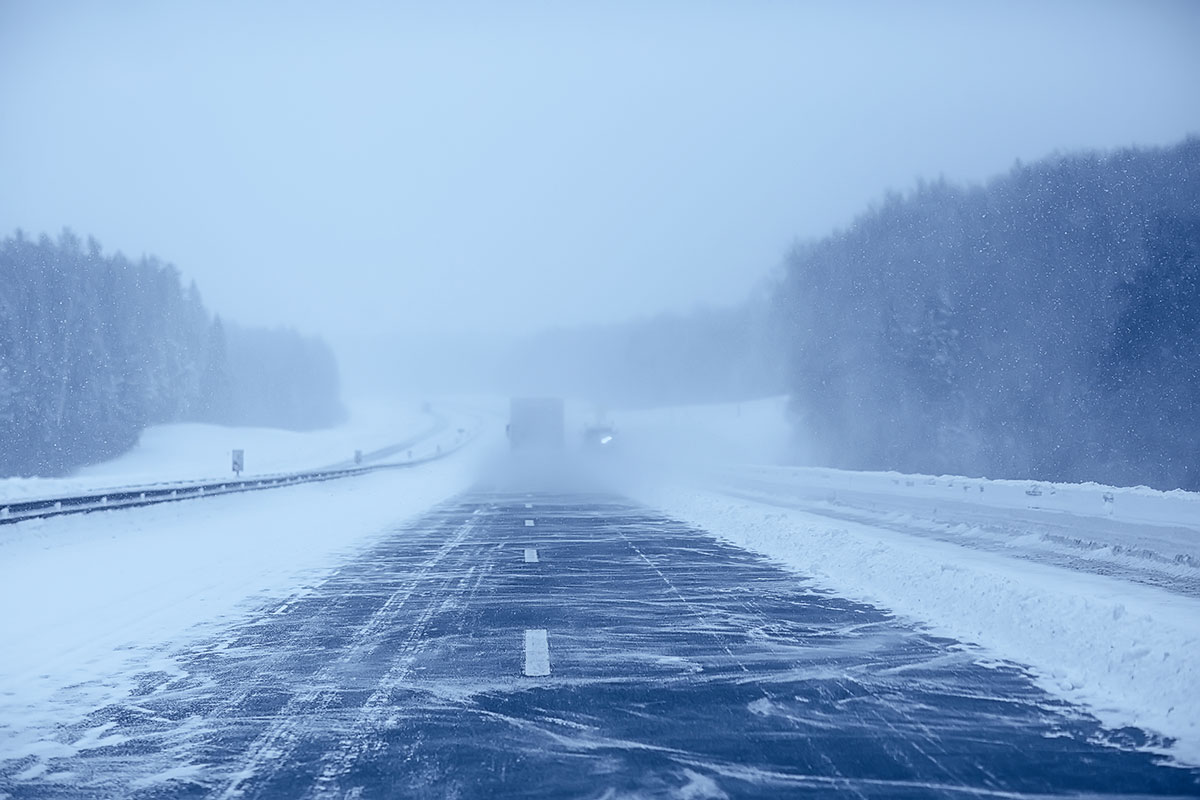 Transpordiamet hoiatab täna õhtul algava tiheda lumesaju ja tugeva tuule eest mis muudavad teeolud väga ohtlikuks