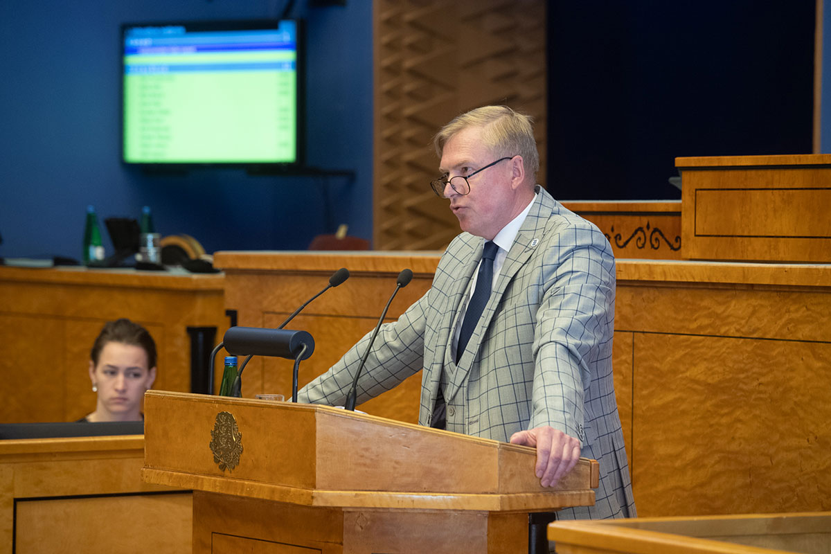 Umbusaldusavaldus kaitseminister Kalle Laanetile kukkus läbi