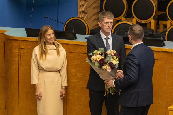 Uued valitsuse liikmed Herem ja Vahtras andsid eile Riigikogu ees ametivande