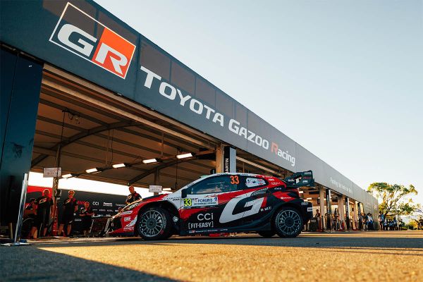 Evans juhib Jaapani rallit, Toyota hõivas reedel neli esimest kohta