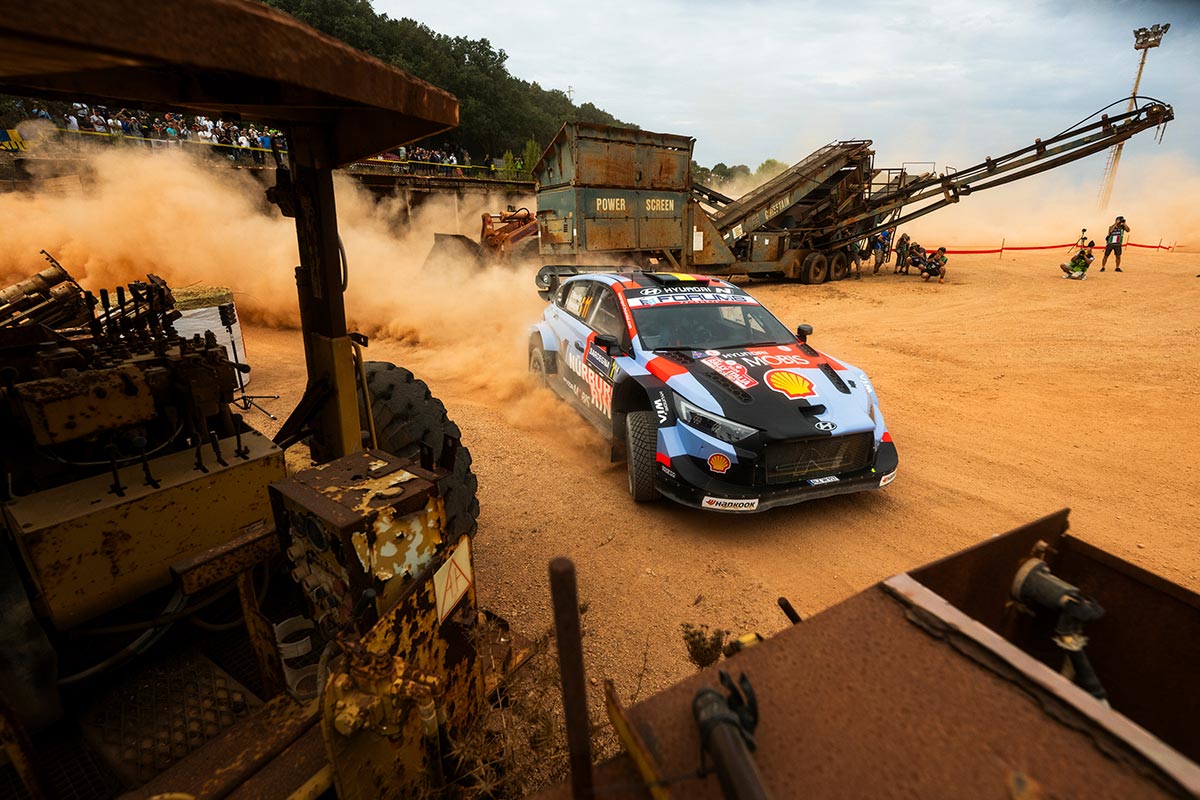 Neuville haaras Sardiinias liidrikoha, Solberg jätkab MM-tiitli jahti Neuville haaras Sardiinias liidrikoha, Solberg jätkab MM-tiitli jahti