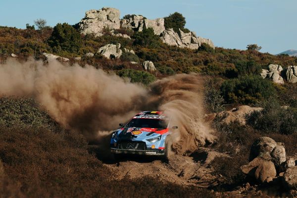 Neuville ja Fourmaux lahutab Sardiinias vaid 0,4 sekundit, Solberg kolmas