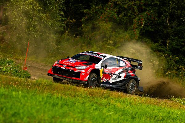 Neuville lõhkus vedrustuse, Ogier võitis taas ja kasvatas Soomes edu Neuville lõhkus vedrustuse, Ogier võitis taas ja kasvatas Soomes edu
