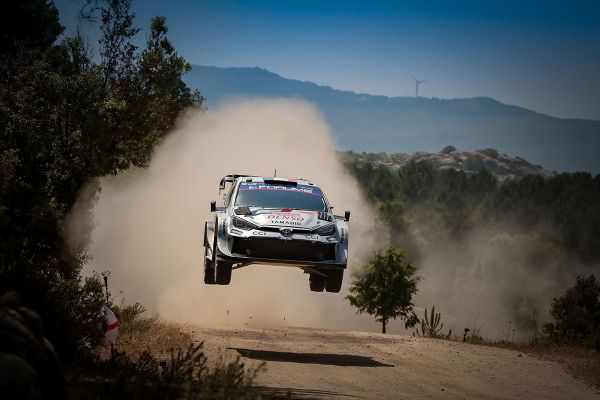 Ogier hoiab Sardiinias juhtpositsiooni, Tänak hingab kuklasse Ogier hoiab Sardiinias juhtpositsiooni, Tänak hingab kuklasse