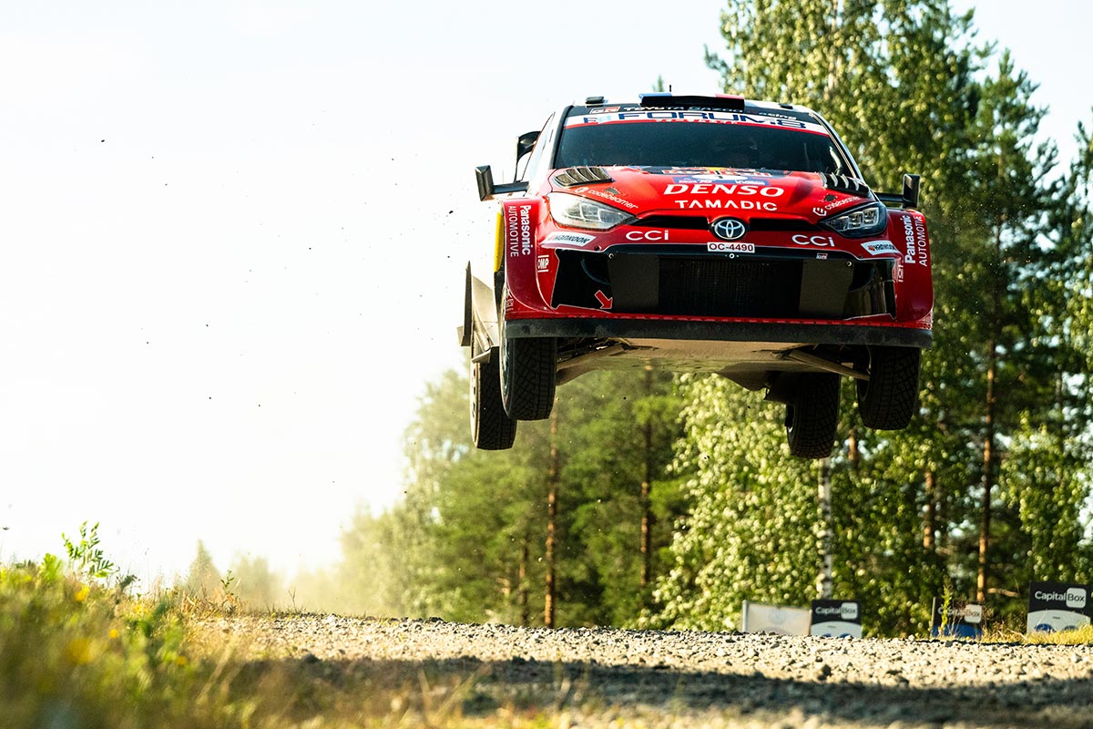 Ogier lõpetas kaootilise reedese päeva Soome ralli liidrina, Virves kiireim WRC2 klassis