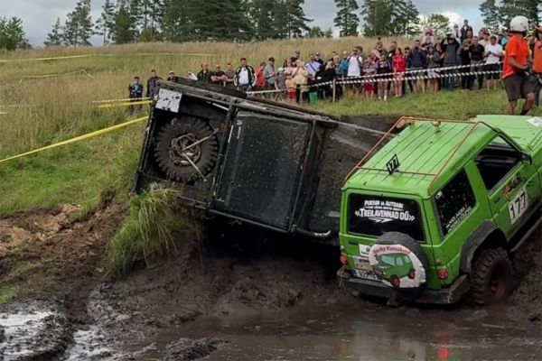 Ott Tänak vajus Klaperjahil masinaga külili – appi tuli Martin Järveoja