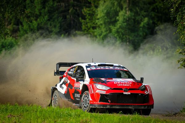 Pajari võitis Saarikase katse, Ogier jätkab Soome ralli liidrina