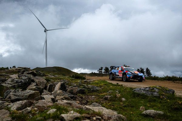 Portugali ralli: Ogier kaotas rehvipurunemise tõttu aega, Neuville tõusis liidriks