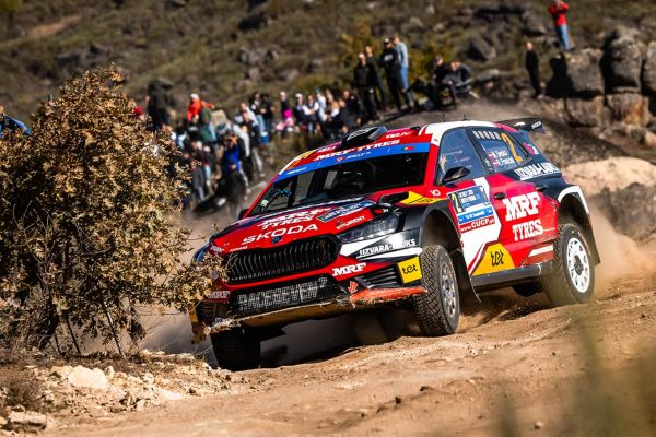 Sesks juhib Portugali ERC-rallit, Enoki võistlus lõppes üle katuse käimisega Sesks juhib Portugali ERC-rallit, Enoki võistlus lõppes üle katuse käimisega