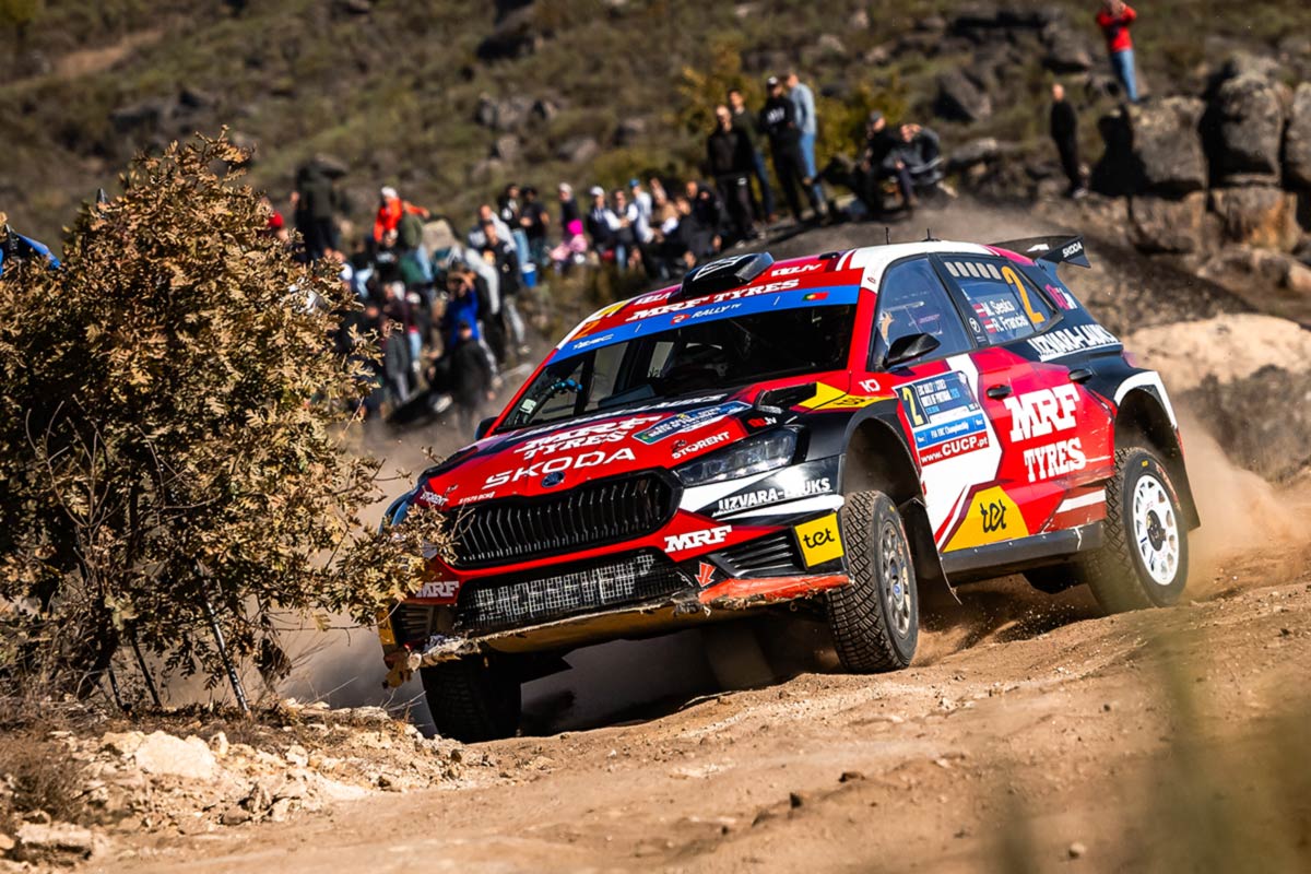 Sesks juhib Portugali ERC-rallit, Enoki võistlus lõppes üle katuse käimisega