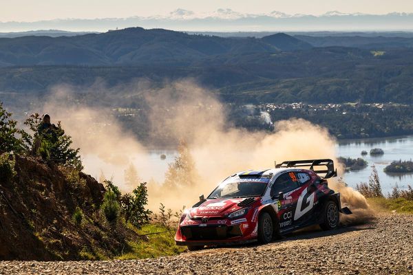 Solberg suurendas Tšiilis edu, Evans ja Ogier heitlevad teise koha nimel