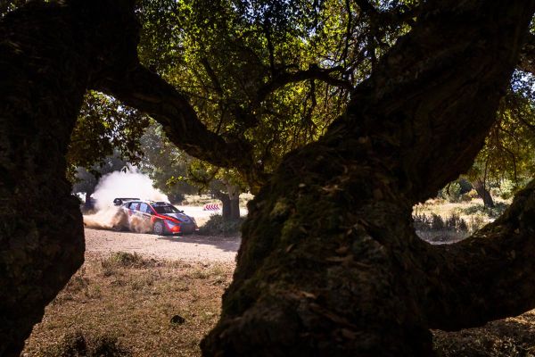 Tänak püsib hoolimata rehvimurest Sardiinia rallil liidrikonkurentsis