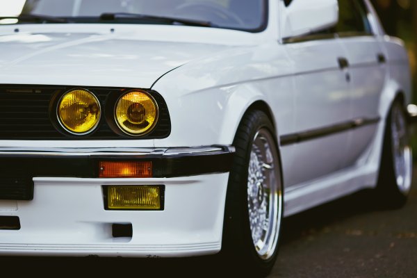 Valge retroauto kollaste esituledega – taustapilt