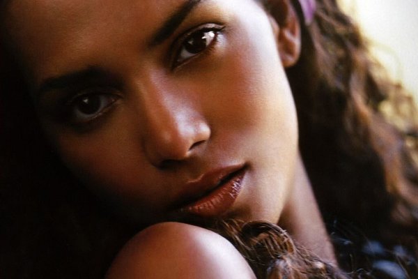 halle berry 02 – taustapilt