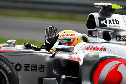 Lewis Hamilton peale ajasõidu võitu lehvitamas