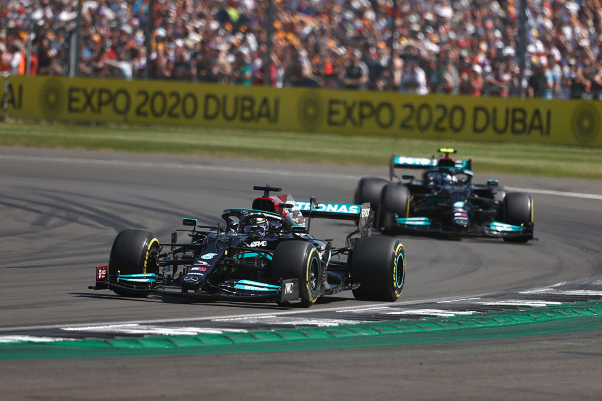 Terava algusega Suurbritannia GP võitis Hamilton, Verstappen paiskus kokkupõrke järel suurel kiirusel seina