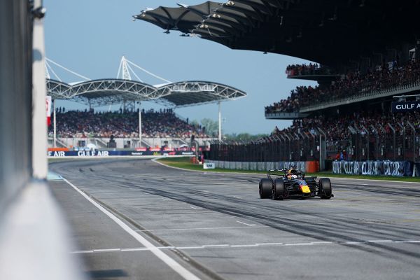 Verstappen murdis pika pausi ja võttis Malaisias hooaja esimese pole-positsiooni